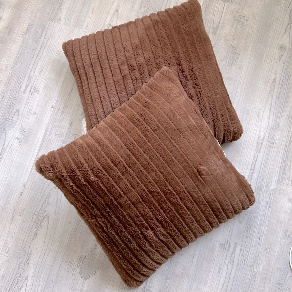 2 beautiful cozy soft brown pillows from Bouclair 🤎